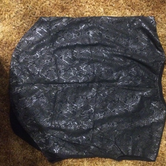 NIKE Athletic Tee - Picture 2 of 2