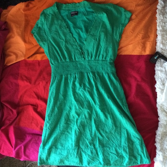 BCBG green short sleeve dress