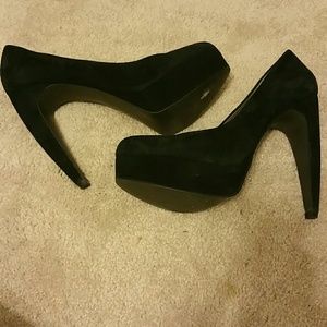 LEVITY Suede Curved Heel Pumps