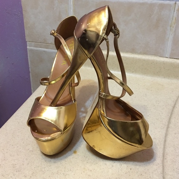 Platform Heels ๐ - Picture 2 of 4