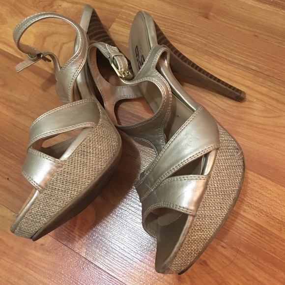 Gold - Picture 2 of 4