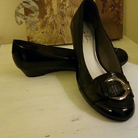Fun buckle top shoes
