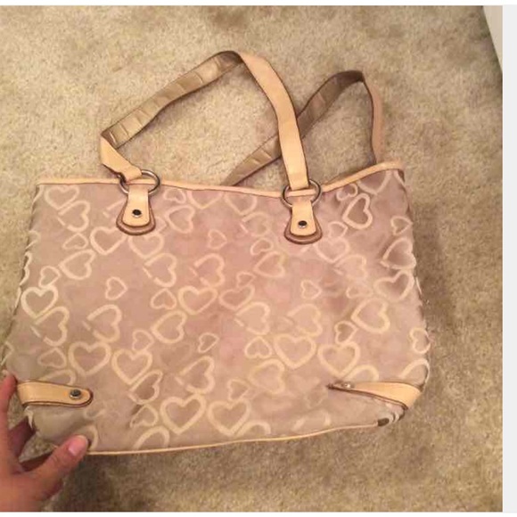 Tan medium purse with hearts print 💛