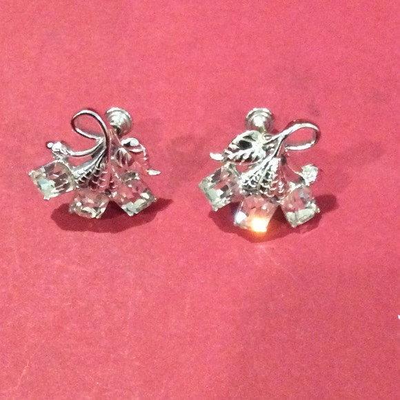 Vintage rhinestone earring with screwbacks