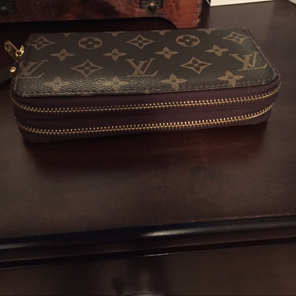 lv-wallet-used-iucn-water