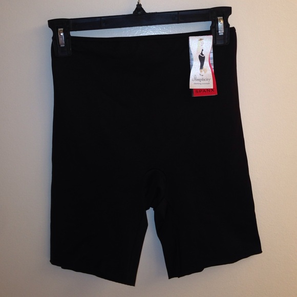 SPANX NWT mid thigh slimplicity shorts medium