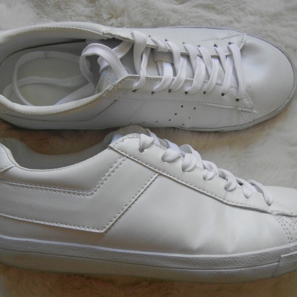 TRENDY WHITE TENNIS SHOES