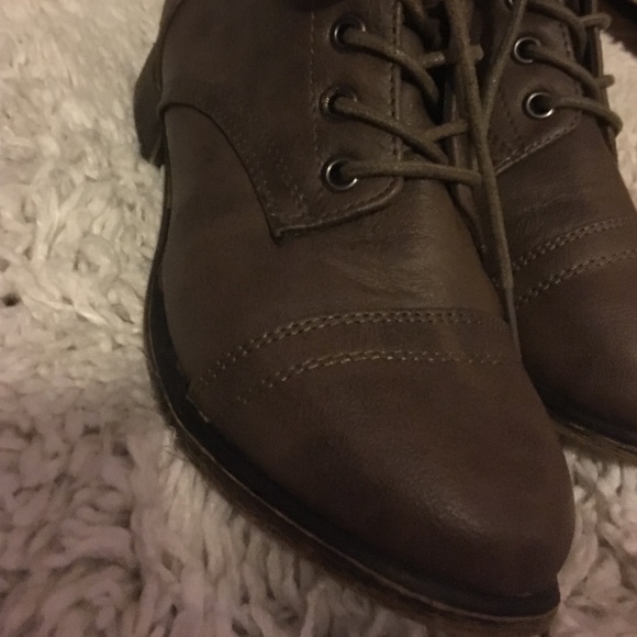 Boots - Picture 4 of 4