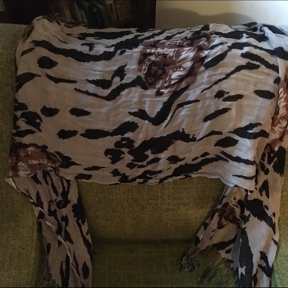 🙄EVERYTHING Must Go Sale🙄Vintage Scarf. - Picture 3 of 3