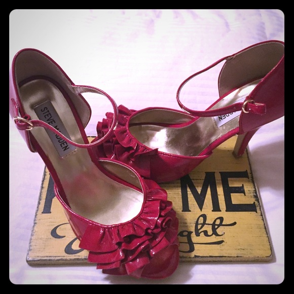 Show stopping red Steve Madden shoes - Picture 1 of 1