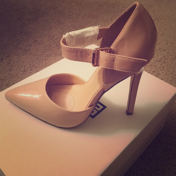 Signature Nude Pumps