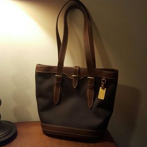 Classic Dooney & Bourke bucket shoulder bag F41176