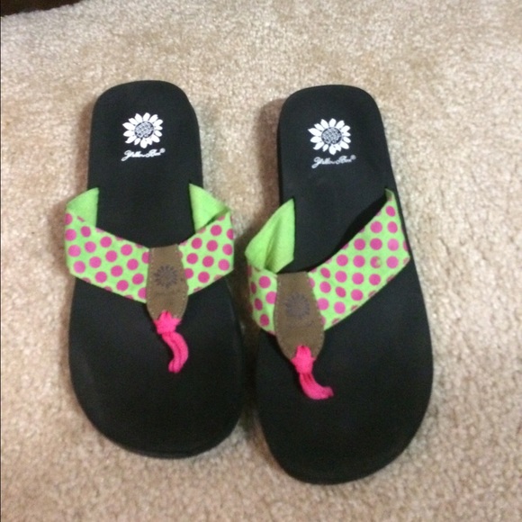Pink and green Yellowbox flip flops!