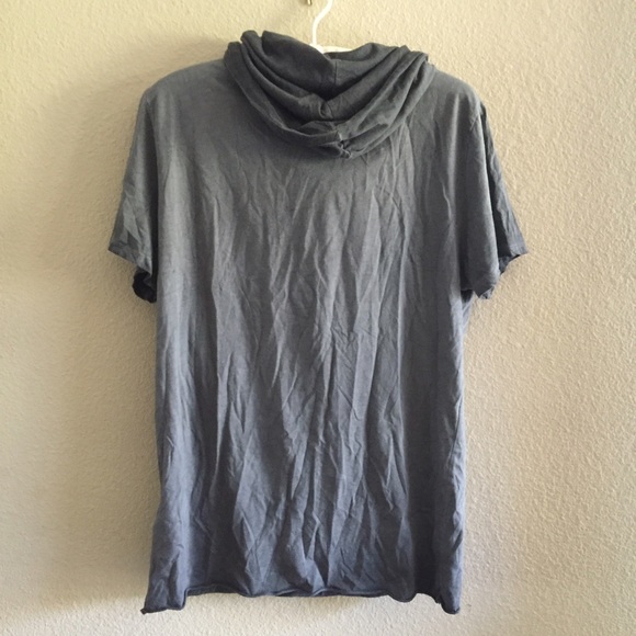 Low neck gray tee with hood - Picture 2 of 3