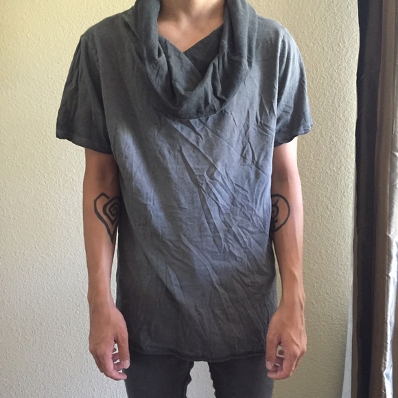 Low neck gray tee with hood - Picture 3 of 3