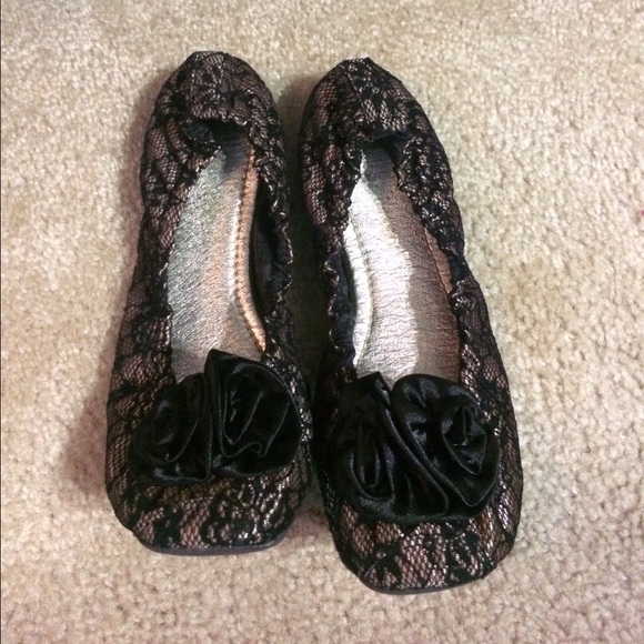 Black and lace ballet flats!