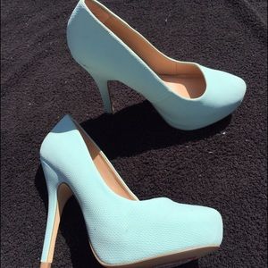 High heel pumps