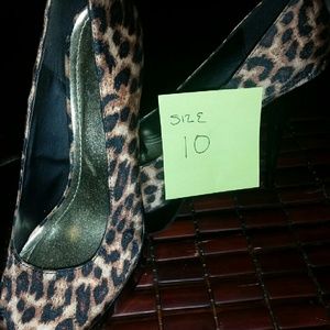 Womens Leopard platform pumps