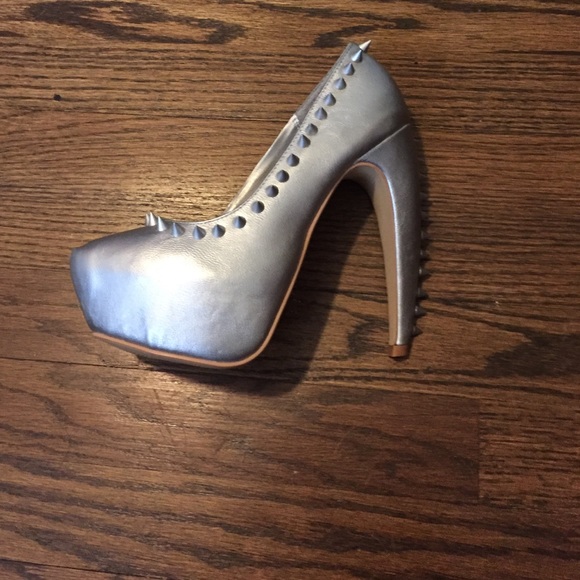 Silver Givona Jolie heels