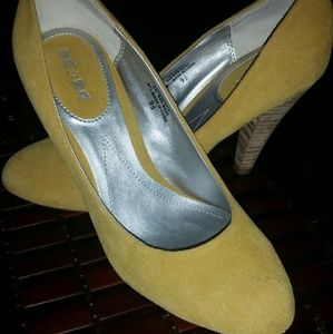 Exact color - no filter - Yellow suede heels