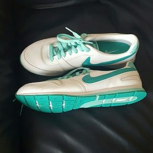 Nike Size 10.5 Teal and White Tennis Shoes