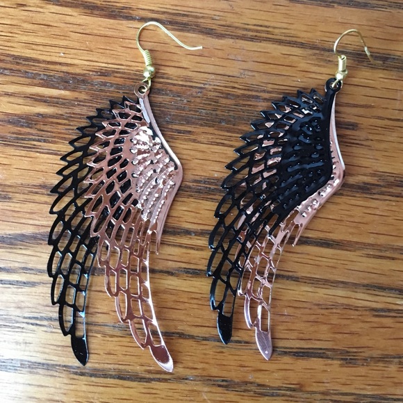 Black and gold angle wing earrings - Picture 3 of 3