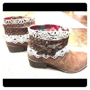 Ankle booties with dolly white