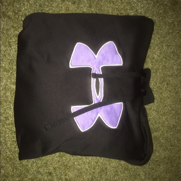 Under ARMOUR sweatshirt