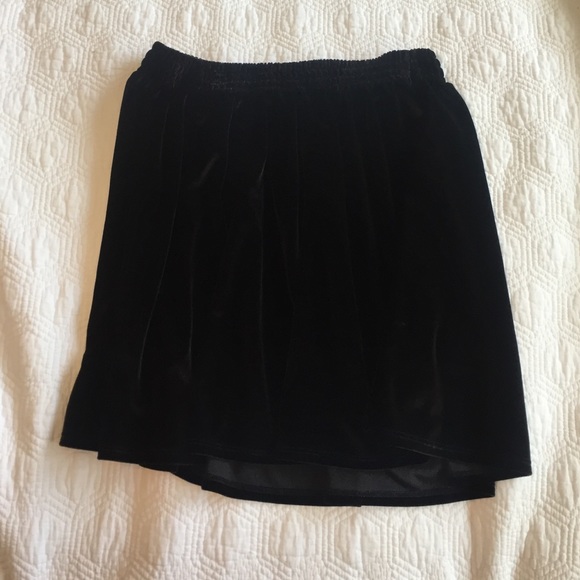 only selling because I have too many black skirts.