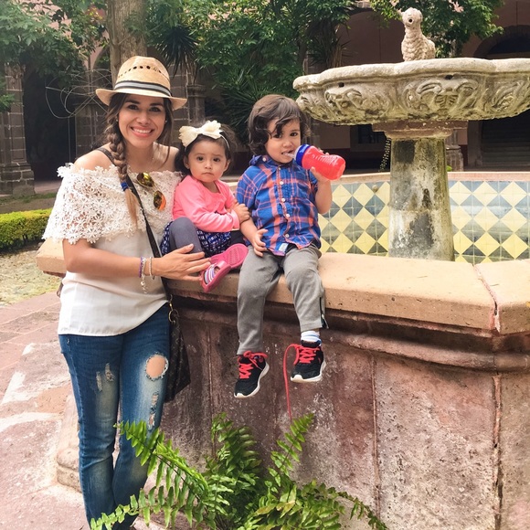 Meet your Posher, Lupita - Picture 2 of 4