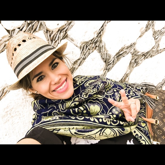 Meet your Posher, Lupita - Picture 3 of 4