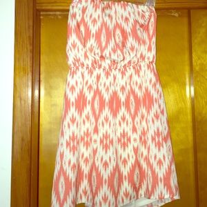 Cute strapless dress!