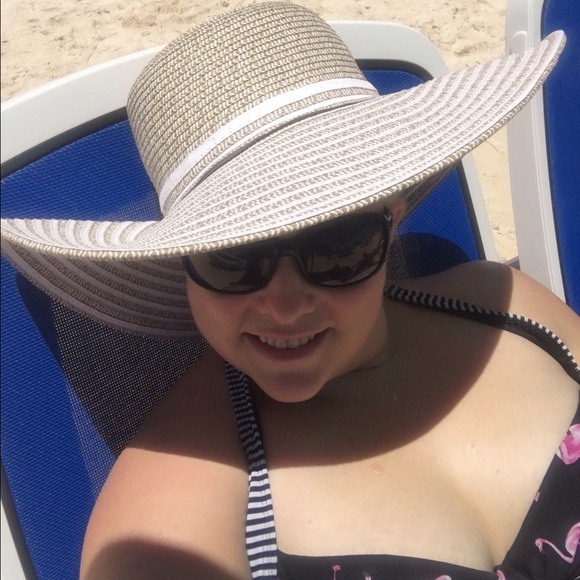 Meet your Posher, Sabrina - Picture 2 of 4