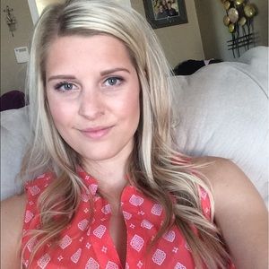 Meet your Posher, Larissa