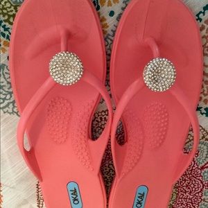 Oka-B size Large(9/10) Coral Rhinestone Sandals