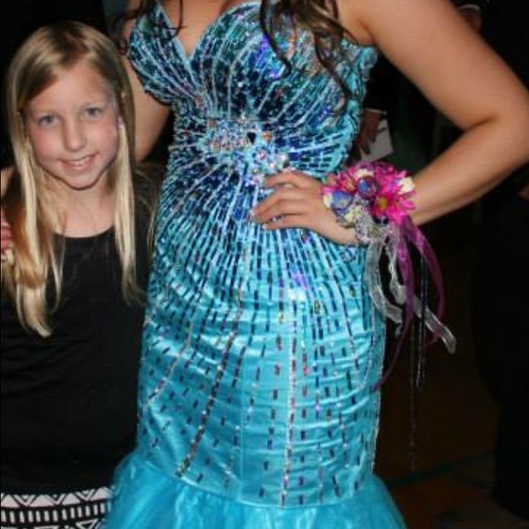 Stunning eye catching prom dress! No rips!