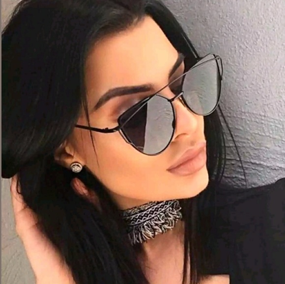 ❗SALE❗HP||🌟Fab Flat Lense Mirror Cat Eye Sunnies - Picture 5 of 8