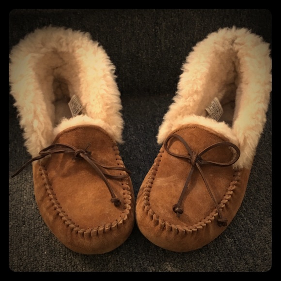 📍SOLD📍UGG® Australia Alena Slipper