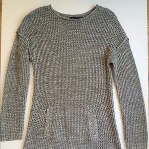 M Daisy Fuentes grey sweater tunic w/front pocket!