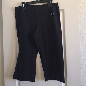 Women's Nike black capri workout pants -472352