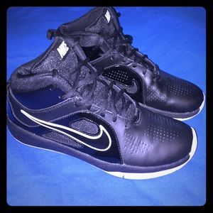 Black Nike size 7 Youth Size 9 in women's