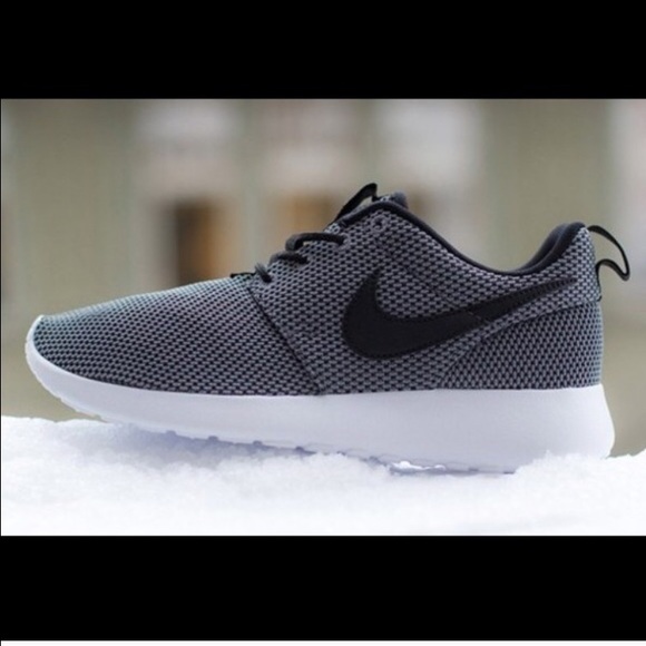 Nike Shoes - Roshes