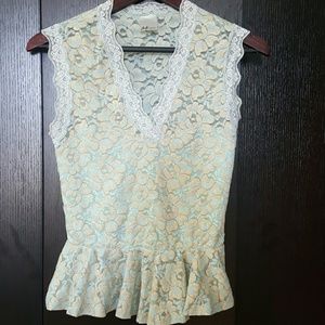 Light green/gold outline lace design