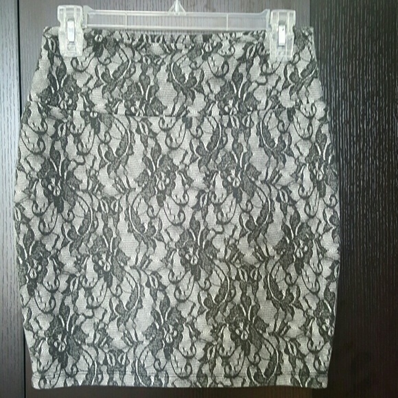 White/black lace design skirt