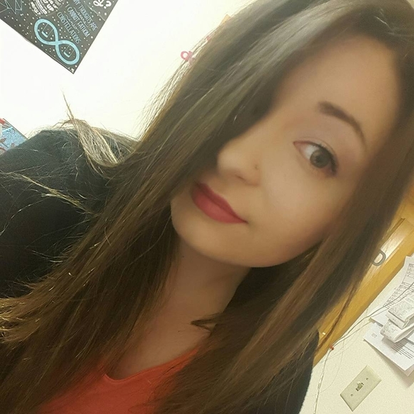 Meet your Posher, Hali