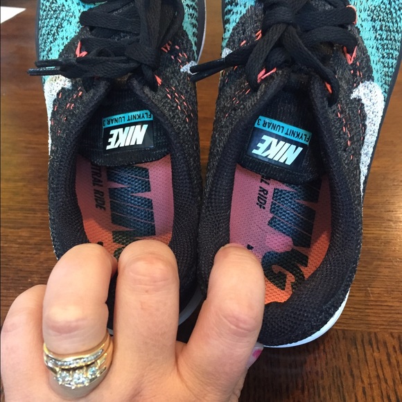 *SOLD* Nike Flyknit - Picture 3 of 4