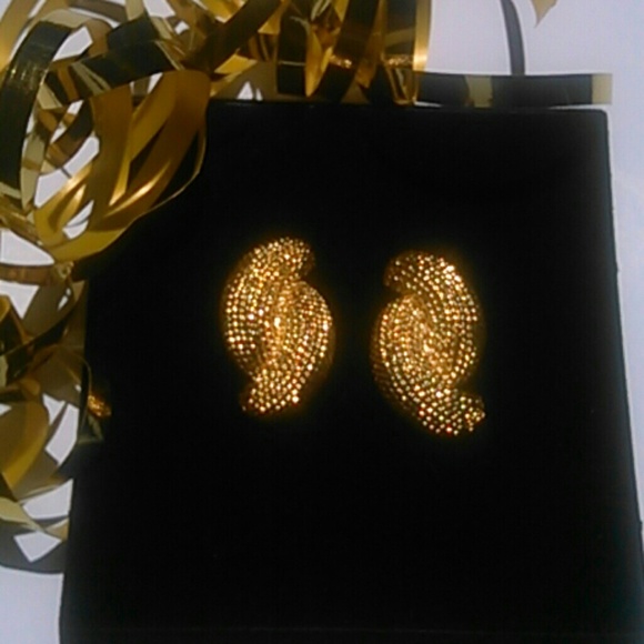 Jewelry - 🏆🏆  PRETTY GIRLY FLIRTY HP  Gold Tone Earrings