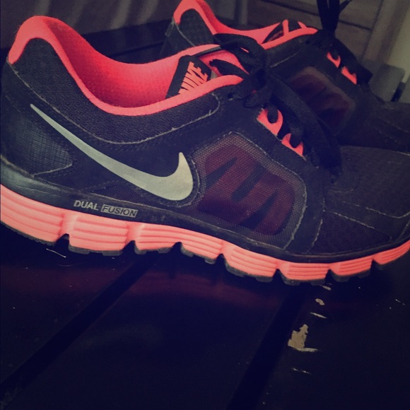 Nike Shoes - Women's Nikes size 9