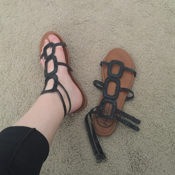 Strap shoes