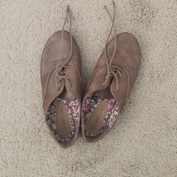 Laced Oxford-like shoes